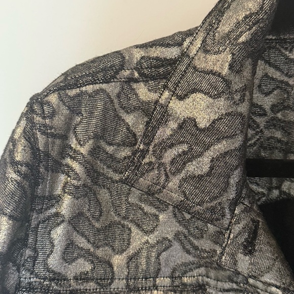 Chicos Silver Metallic Leopard Print Button Up Boxy Jacket Sz 1 Maximal Mobwife - Picture 3 of 7